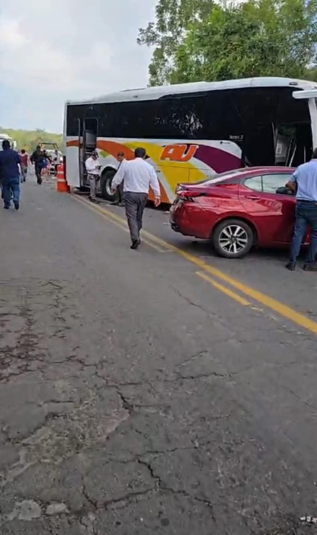 CHOQUE MÚLTIPLE DEJA NUEVE LESIONADOS