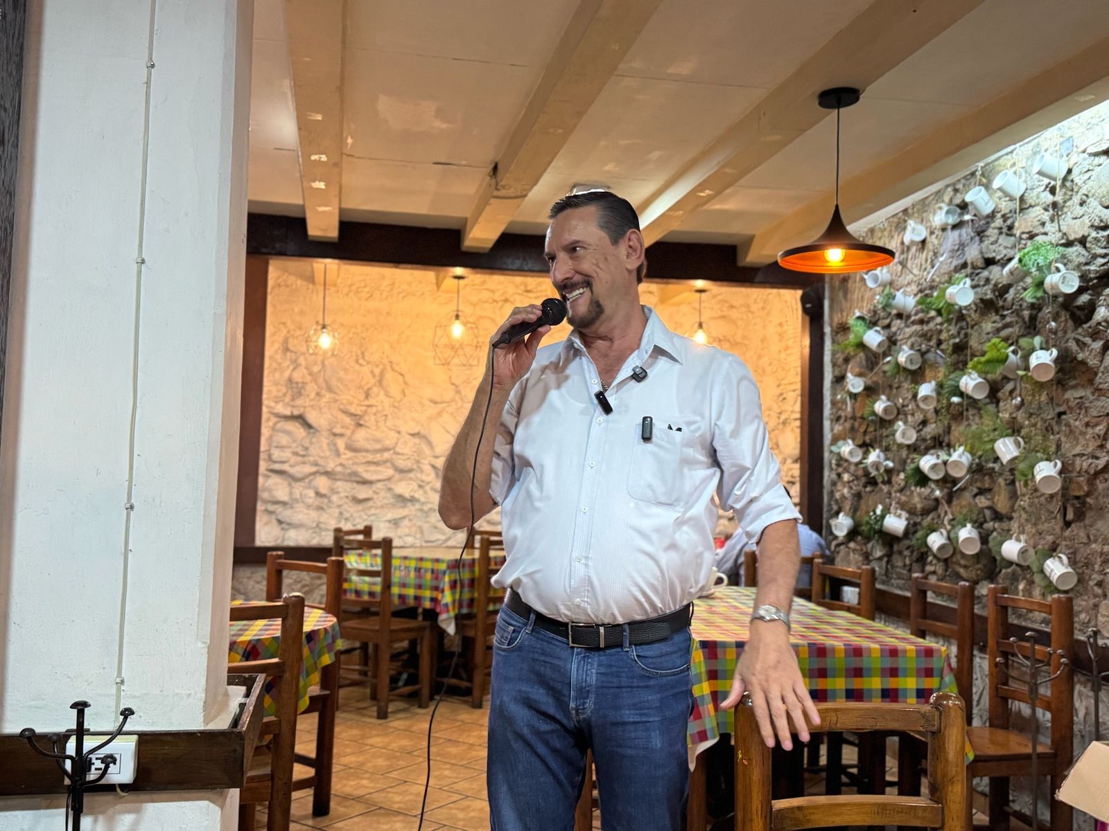 DESANGELADA PRESENTACIÓN DE ARMANDO AIZA CON MEDIOS LOCALES