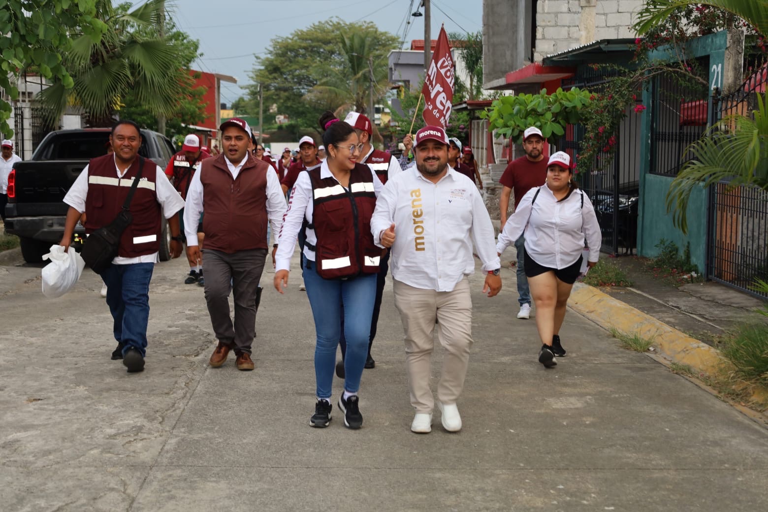 COMPROMISO CON EL MEDIO AMBIENTE Y EL CONTACTO CIUDADANO: EDUARDO ALONSO «POLLOS CHARLY» PARTICIPA EN FORO Y RECIBE APOYO EN VILLAS DE LA LLAVE