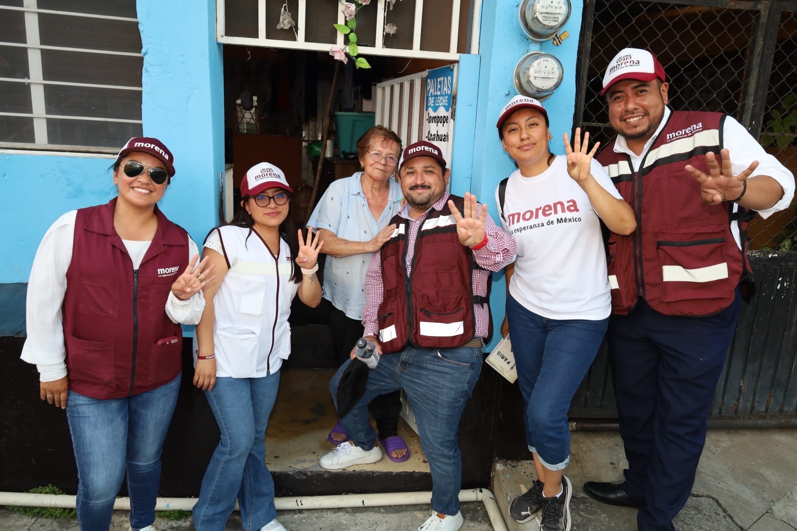 CASA POR CASA Y EL POLLOS CHARLY NO SE CANSA.