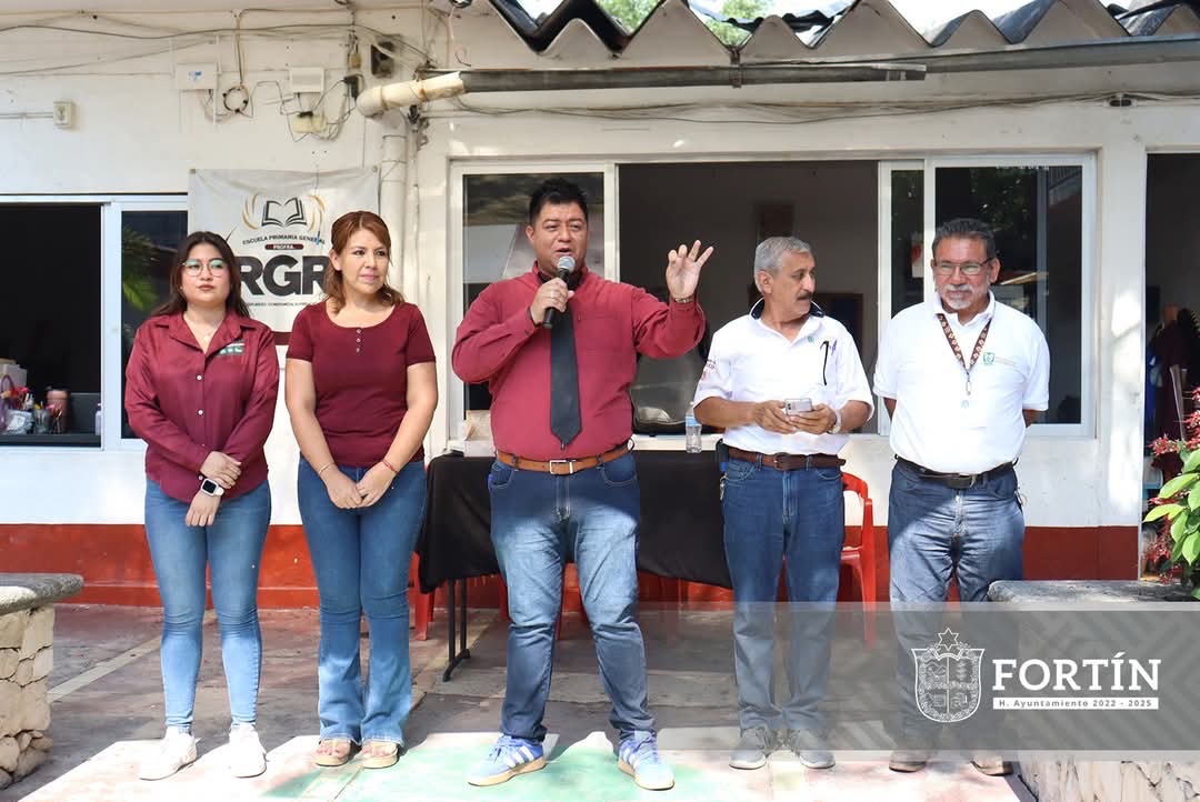 Instruyen autoridades municipales y de salud a estudiantes para prevenir embarazos a temprana edad