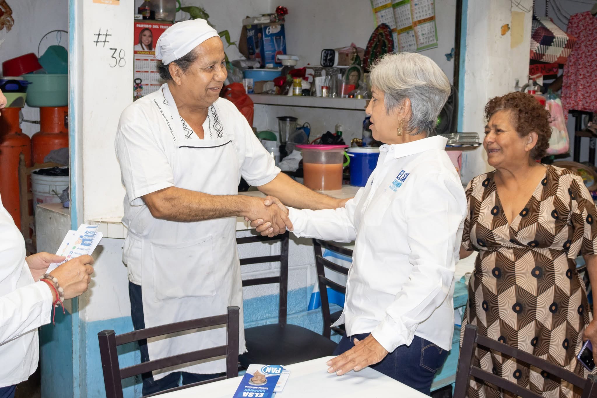 Elsa Caramón escucha a los locatarios del Mercado 03 de Agosto y se compromete a su dignificación