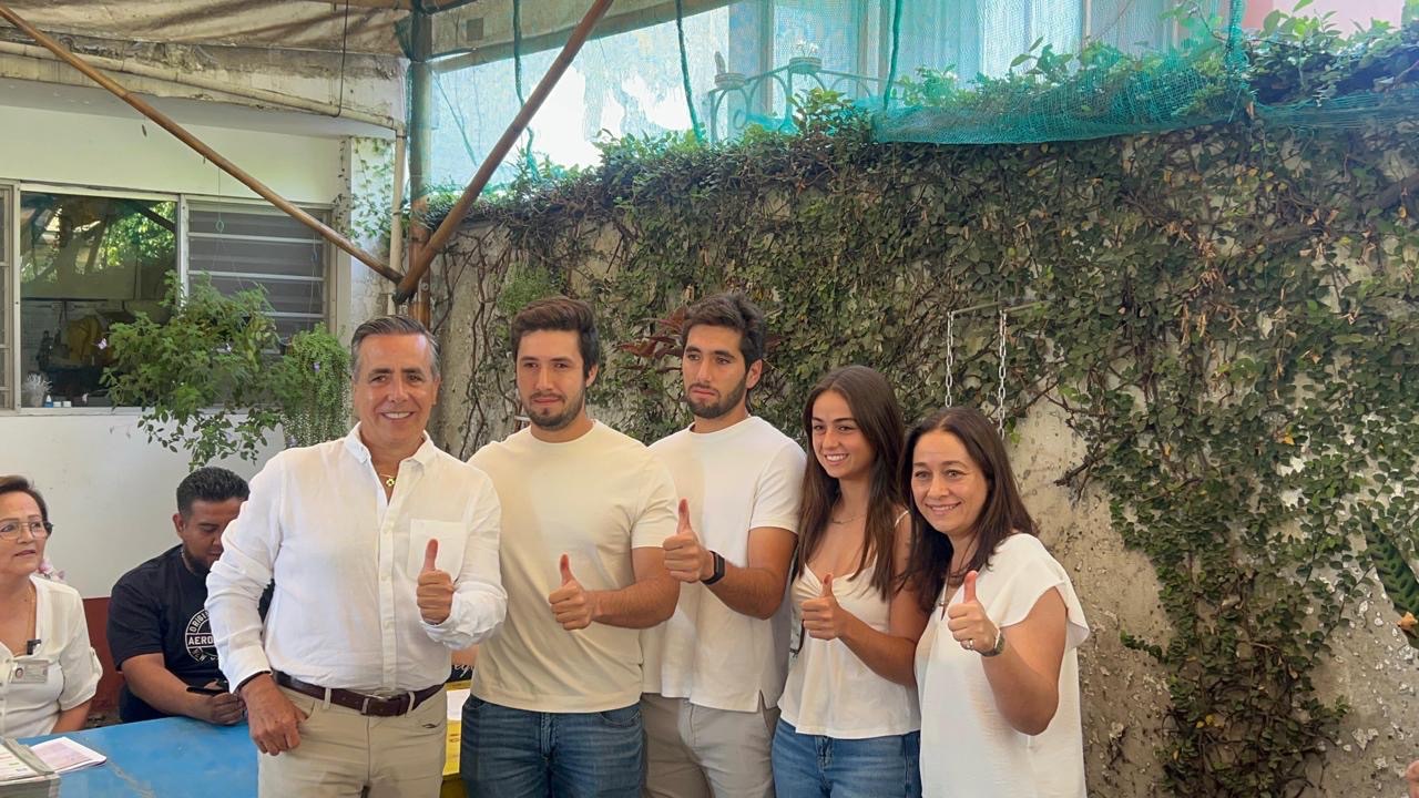 Emite su voto Manuel Alonso: llama a la ciudadanía a ejercer su derecho