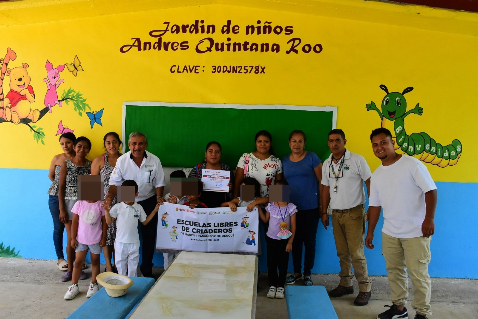 Entrega vectores municipal y promotores de salud del IMSS Bienestar certificaciones a escuelas como libres de criaderos