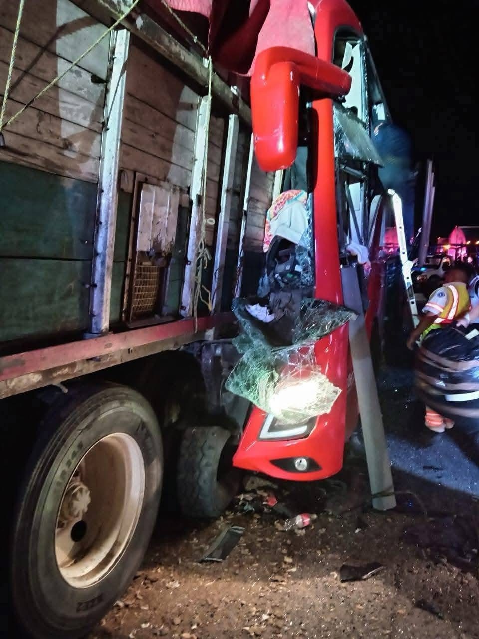 DOS MUERTOS Y MÁS DE 20 HERIDOS EN CHOQUE SOBRE LA AUTOPISTA ISLA–ACAYUCAN