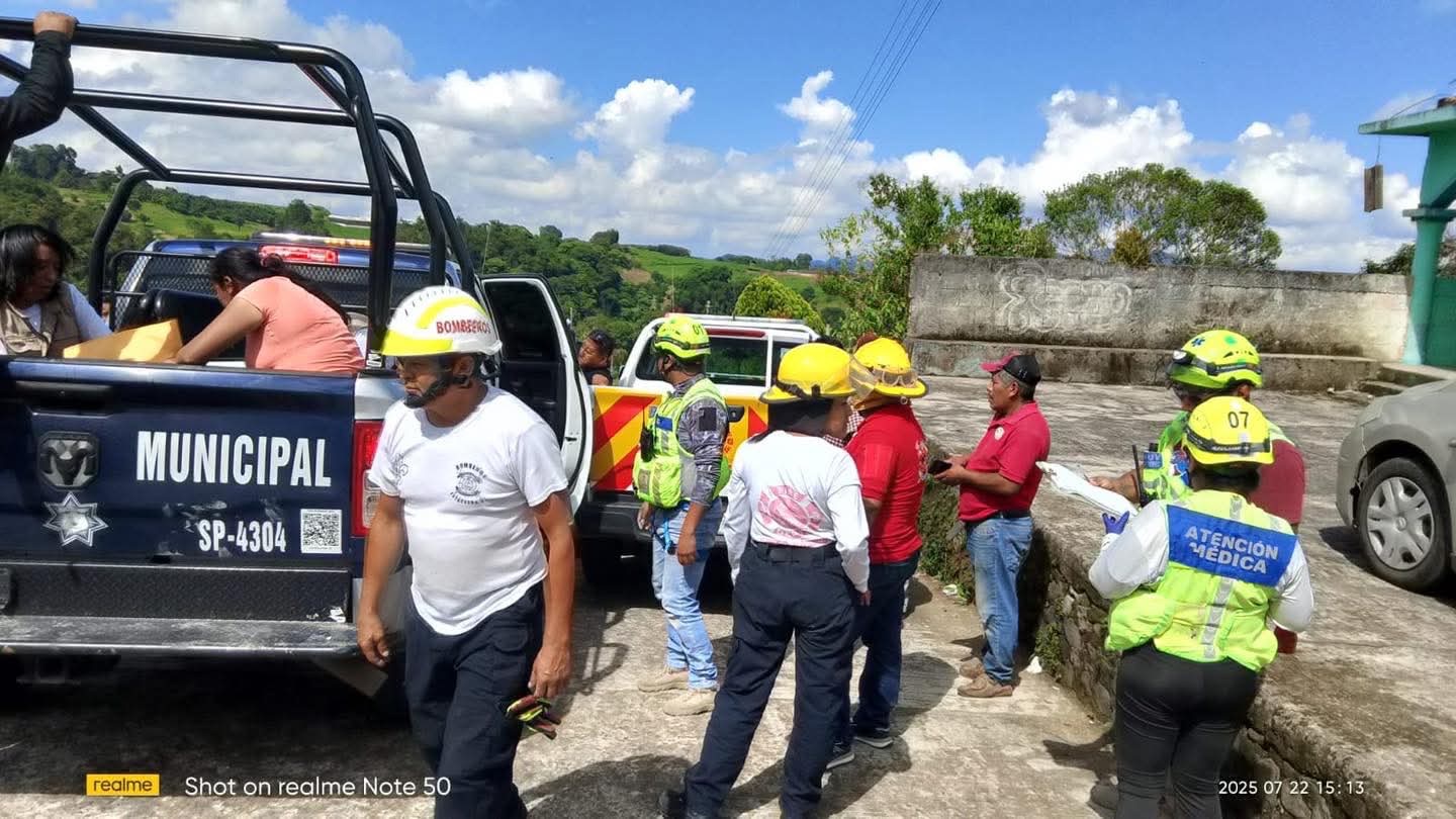 RESCATAN A ADULTO MAYOR QUE CAYÓ A UN POZO