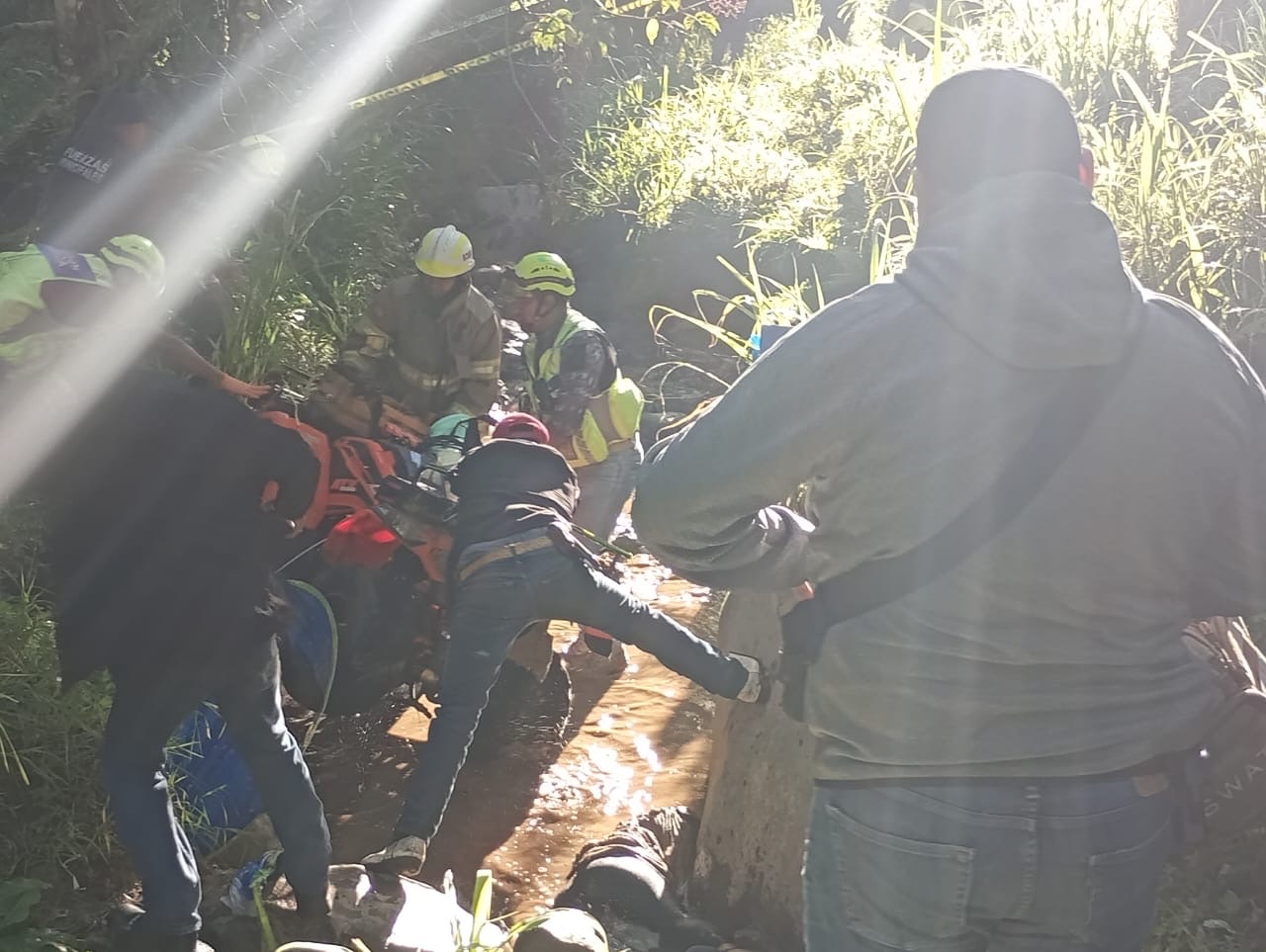 CAEN DOS MUJERES AL ARROYO Y FALLECEN, MENOR SOBREVIVE