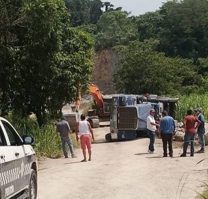 TRABAJADOR QUEDA ATRAPADO ENTRE TONELADAS DE PIEDRA