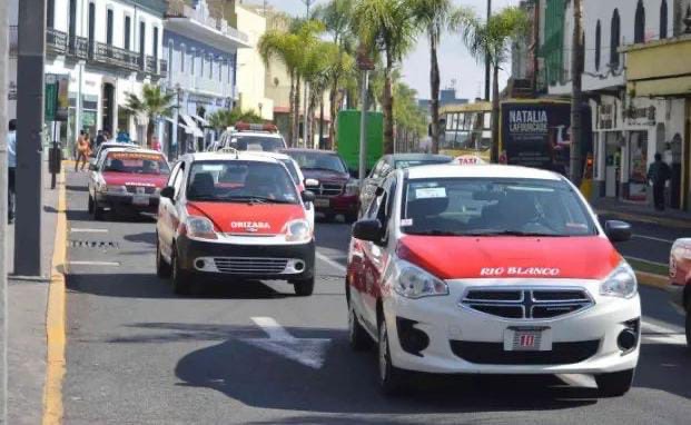 TAXISTAS ANALIZAN ESTRATEGIAS EN CONTRA DE TARIFAS IMPUESTAS
