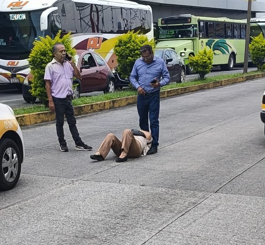 MUJER LESIONADA AL SER IMPACTADA POR TAXI