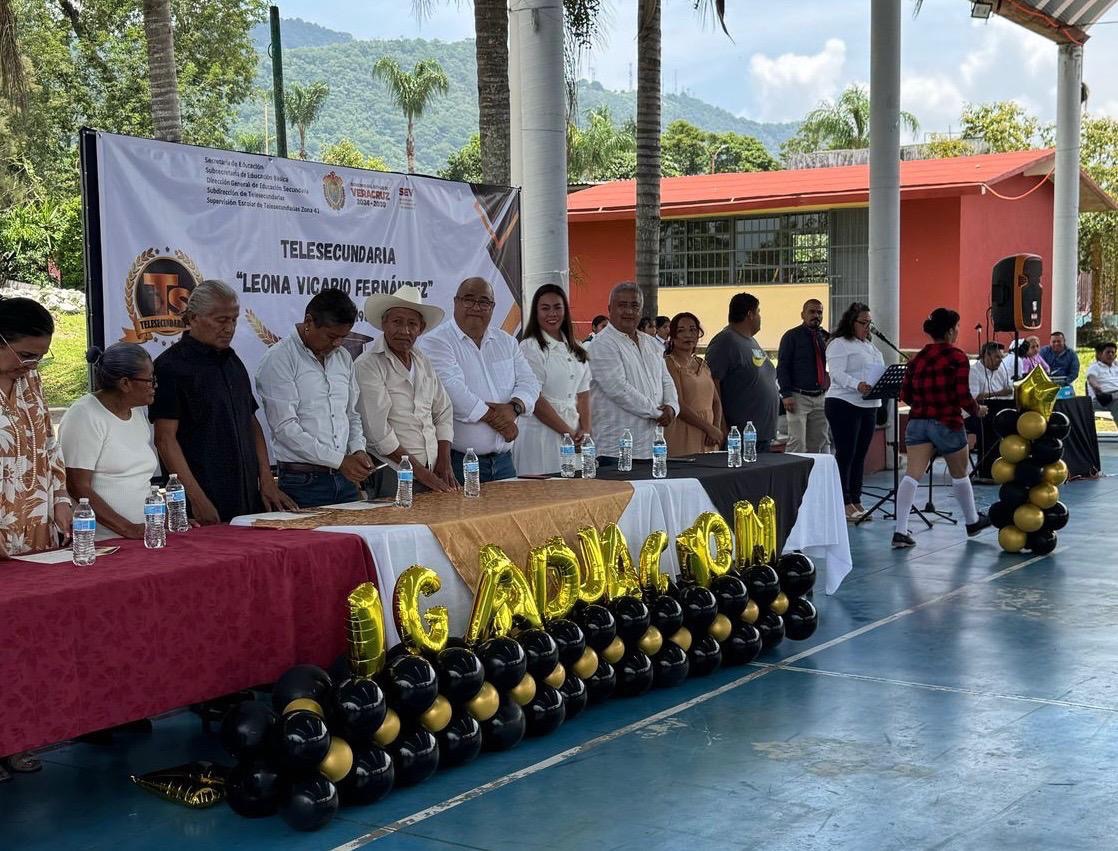 Apadrina Alfonso Marin a&nbsp; Graduados de la Telesecundaria Leona Vicario Fernández