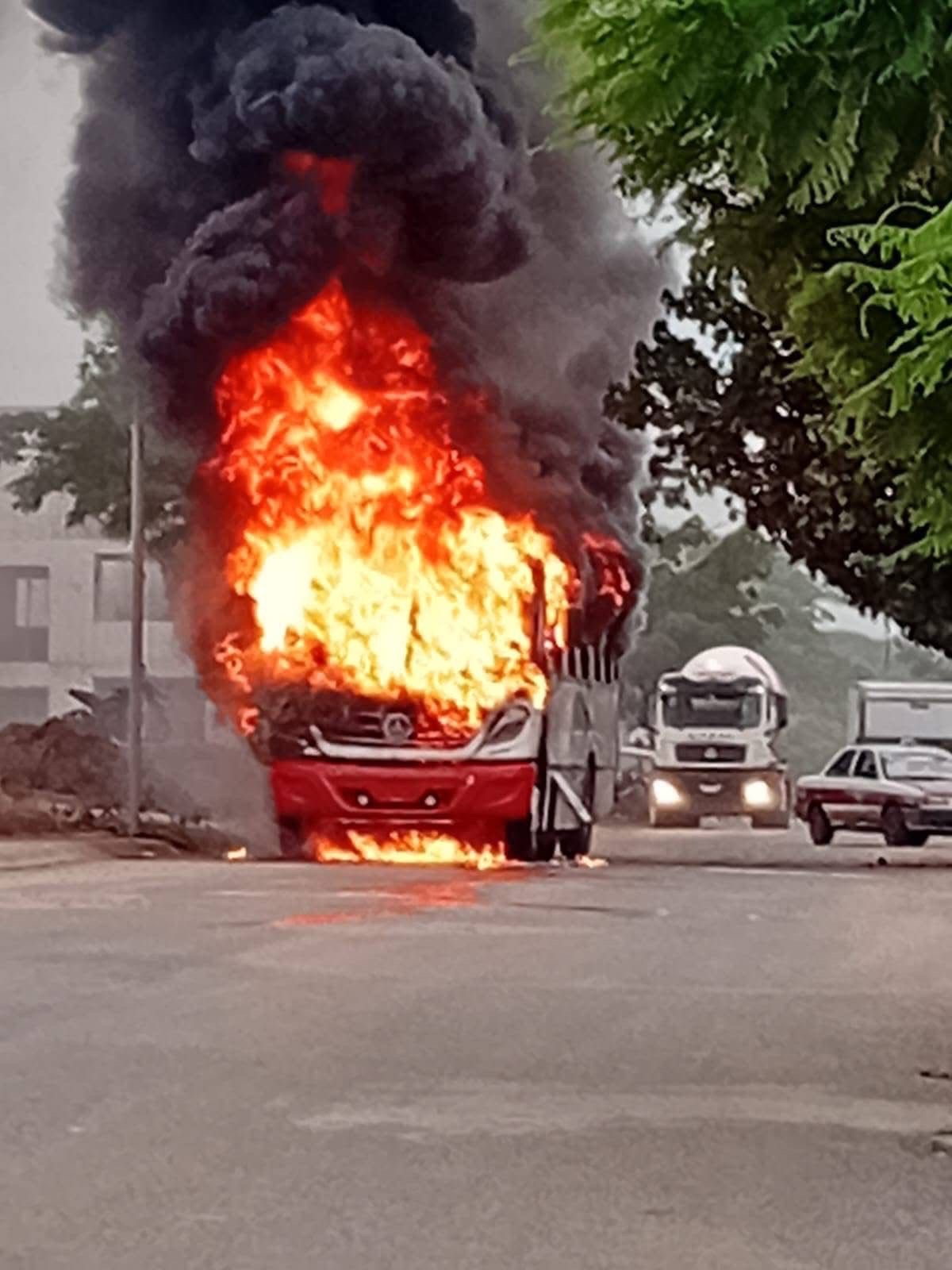 Autobús de la ruta El Dorado se incendia en el fraccionamiento Privanzas, Veracruz