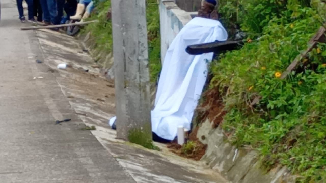 JOVEN MOTOCICLISTA MUERE AL CHOCAR CON POSTE