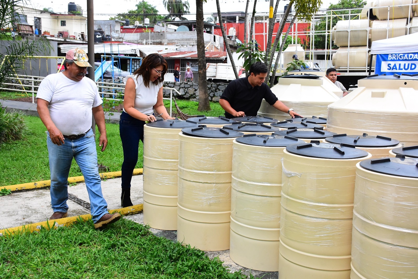 Benefician a fortinenses con subsidios de tinacos y calentadores