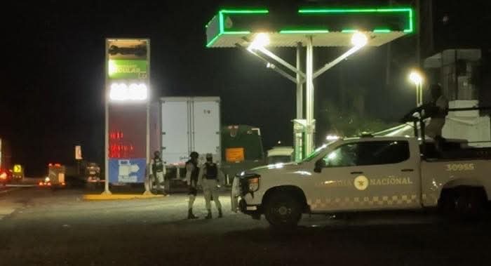 INVESTIGAN FEDERALES VENTA GASOLINA ROBADA Y ASEGURAN DESPACHADORAS