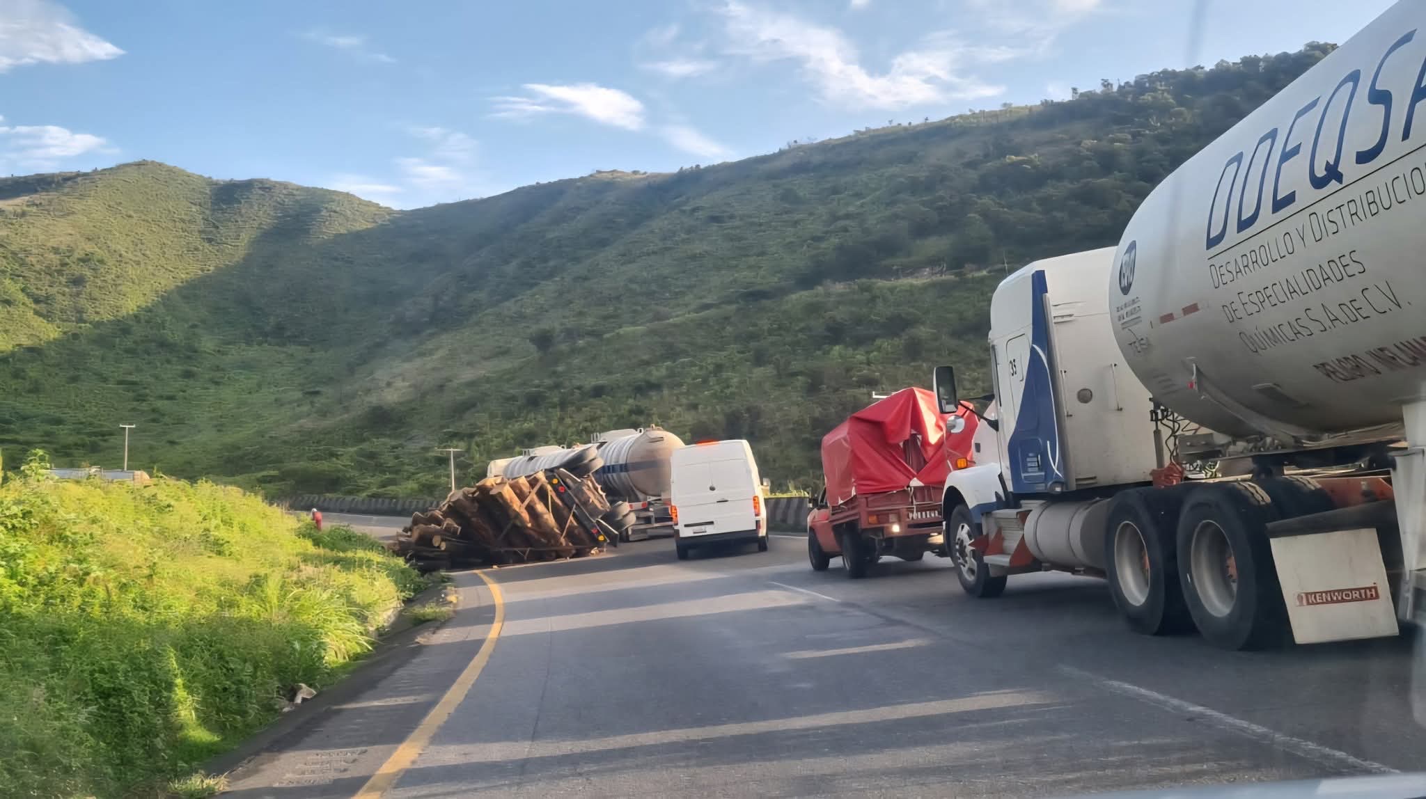 CIERRAN AUTOPISTA A PUEBLA POR VOLCADURA DE CAMIÓN CON MADERA