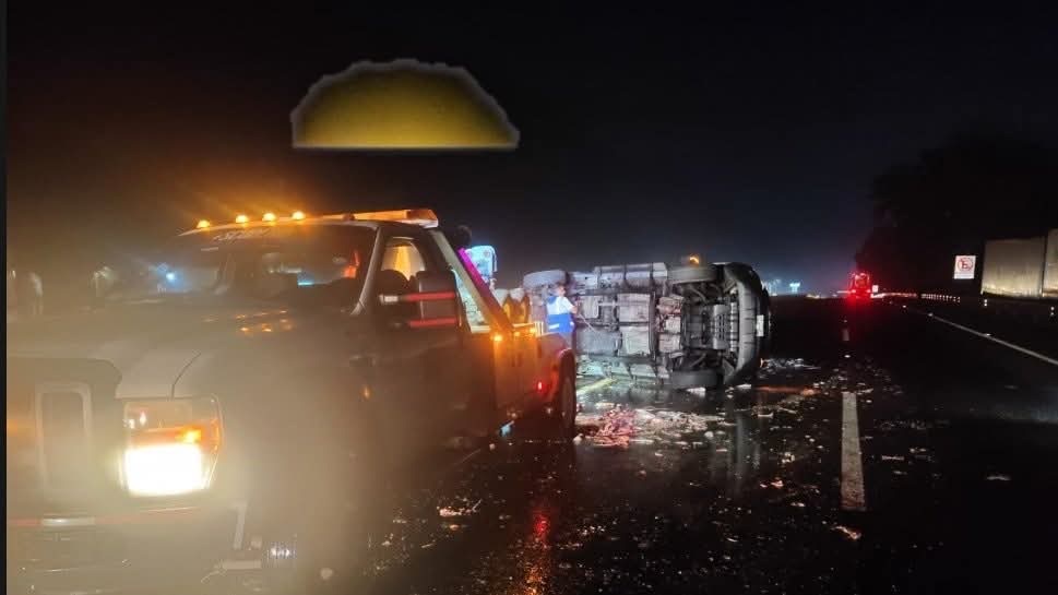 RAPIÑAN CARGA DE PESCADO TRAS VOLCADURA
