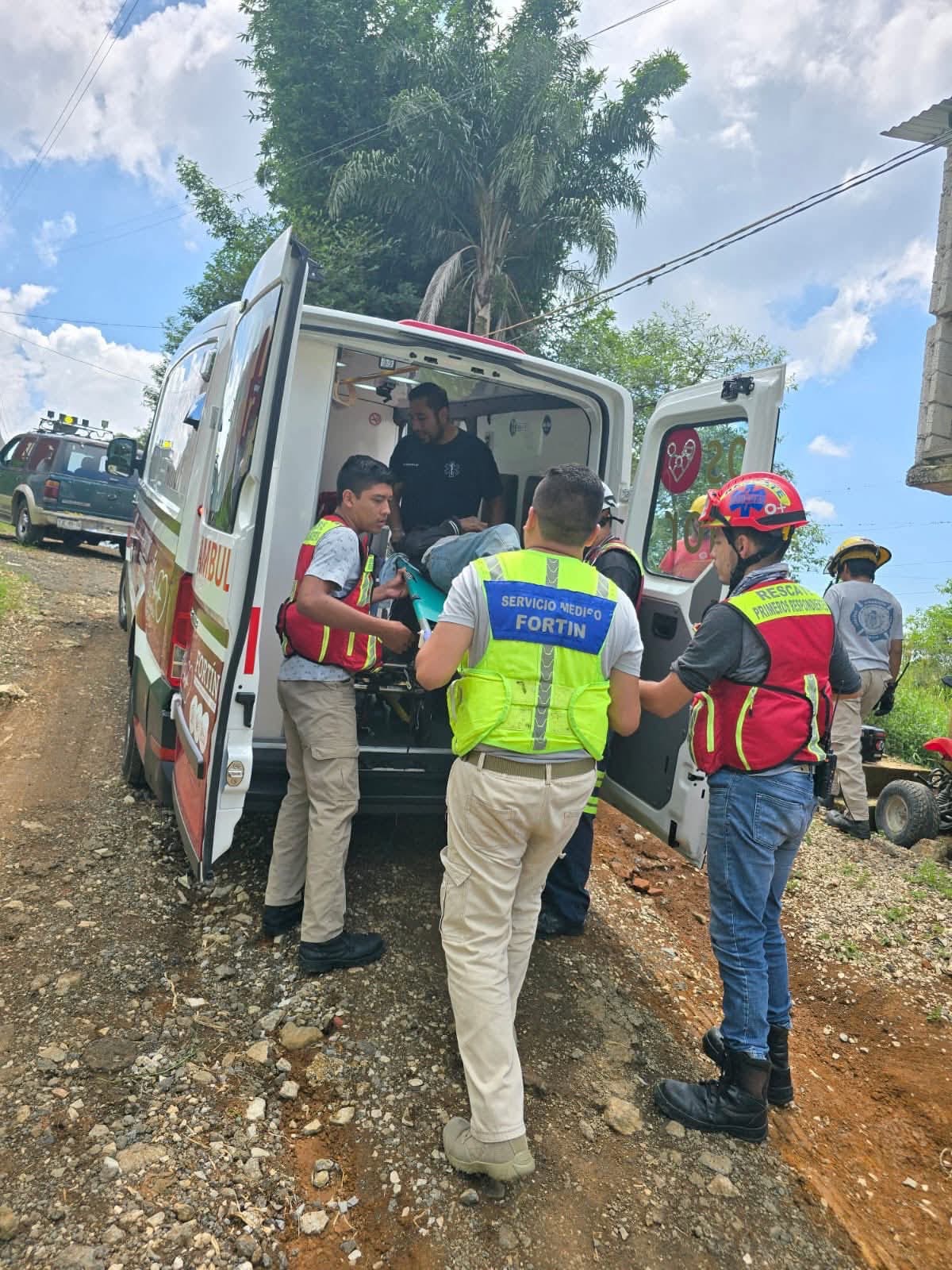 INTENTABA ESTACIONAR SU CUATRIMOTO Y TERMINÓ APLASTADO