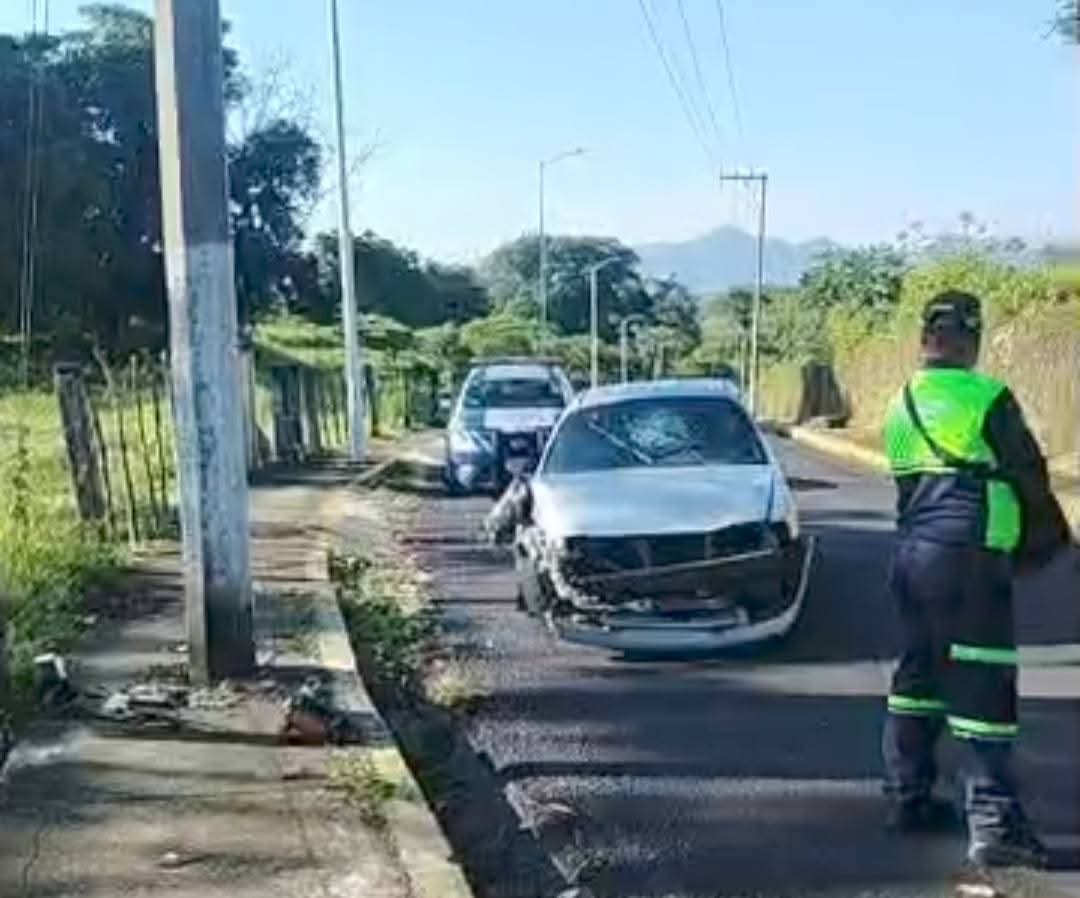 ABANDONAN AUTO EN CAMINO A LA USBI