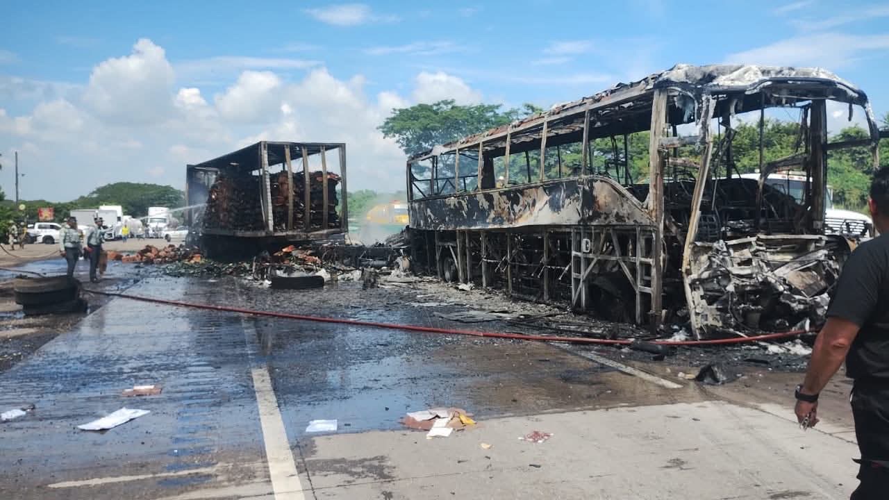 TRASLADAN A PASAJEROS DEL ADO SINIESTRADO A CÓRDOBA