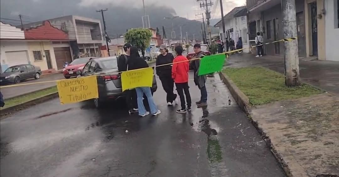 ACUSAN OMISIÓN DE LA SEV EN LA ENTREGA DE TÍTULOS