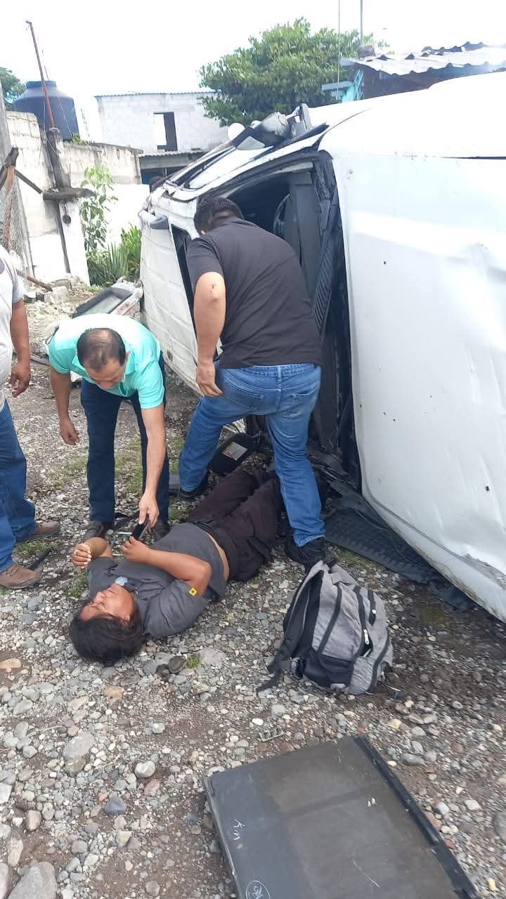 UN MUERTO Y SIETE HERIDOS EN ACCIDENTE VEHÍCULAR