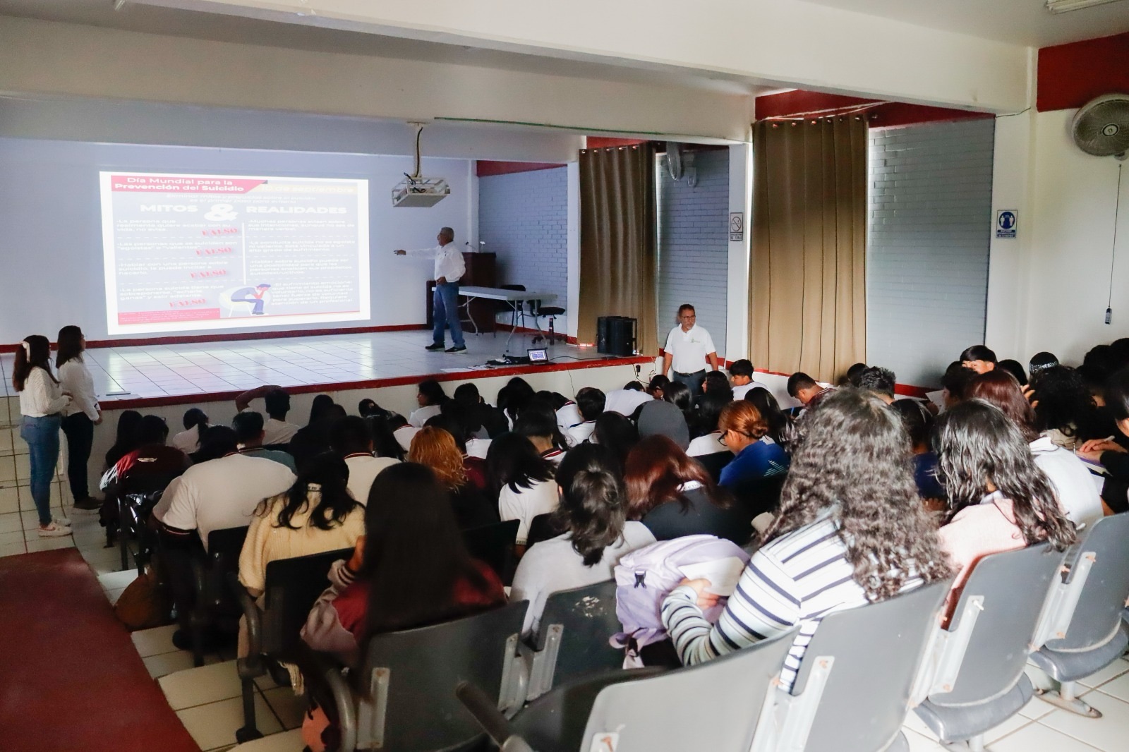 Instruyen autoridades a estudiantes del CETIS en prevención del suicidio