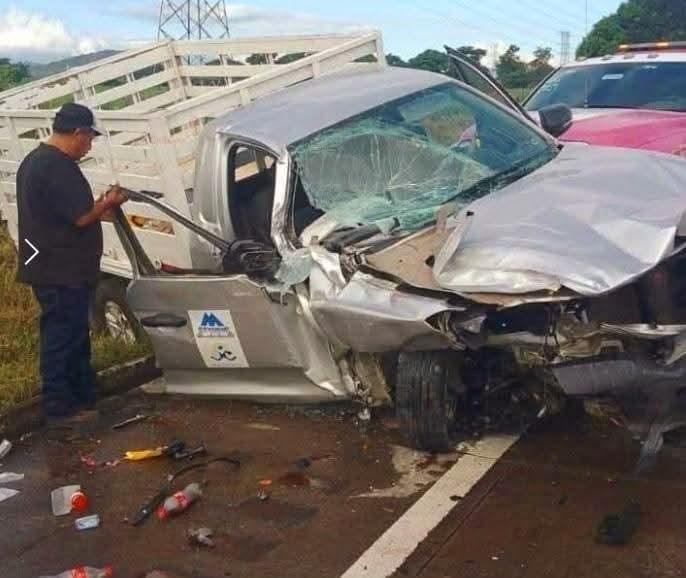 PIERDE EL CONTROL Y VUELCA EN LA AUTOPISTA