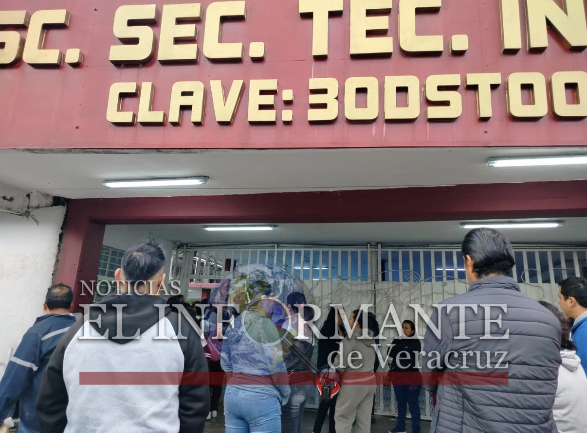 INGRESO DE ESTUDIANTE ARMADO A SECUNDARIA CAUSA TEMOR DE PADRES DE FAMILIA