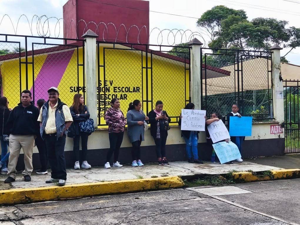 POR MALA PLANEACIÓN DE LA SEV CIENTOS DE ALUMNOS CONTINÚAN SIN CLASES