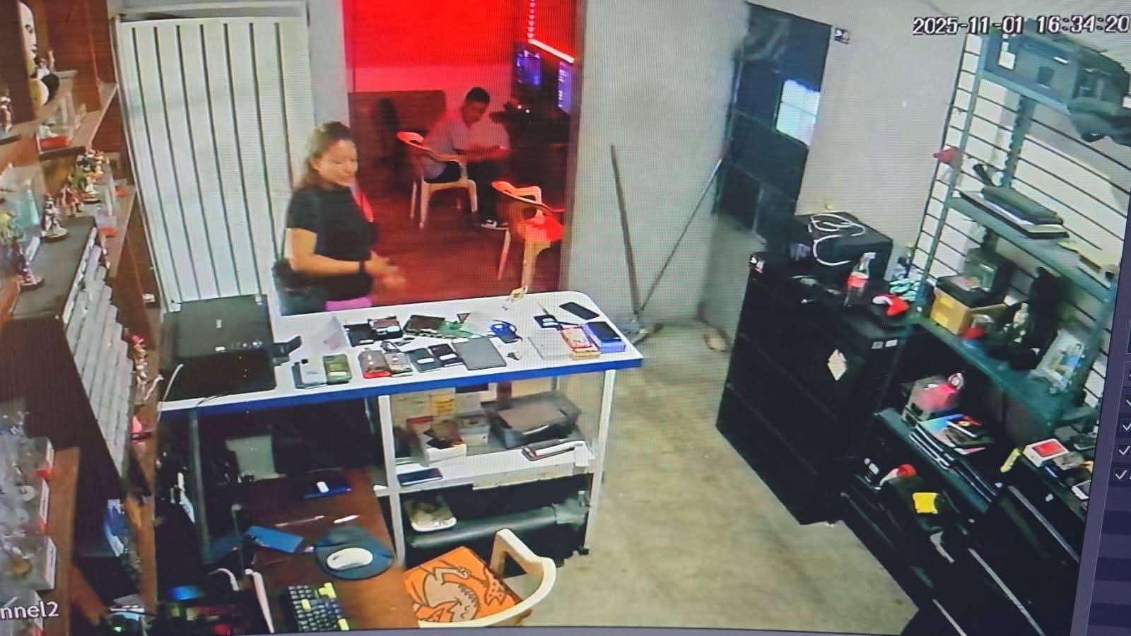 SE HACER PASAR COMO CLIENTA Y SE ROBA UN CELULAR