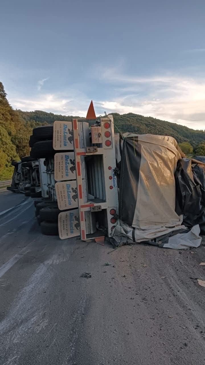 SE ACCIDENTA TRÁILER CARGADO CON BOBINAS DE PAPEL