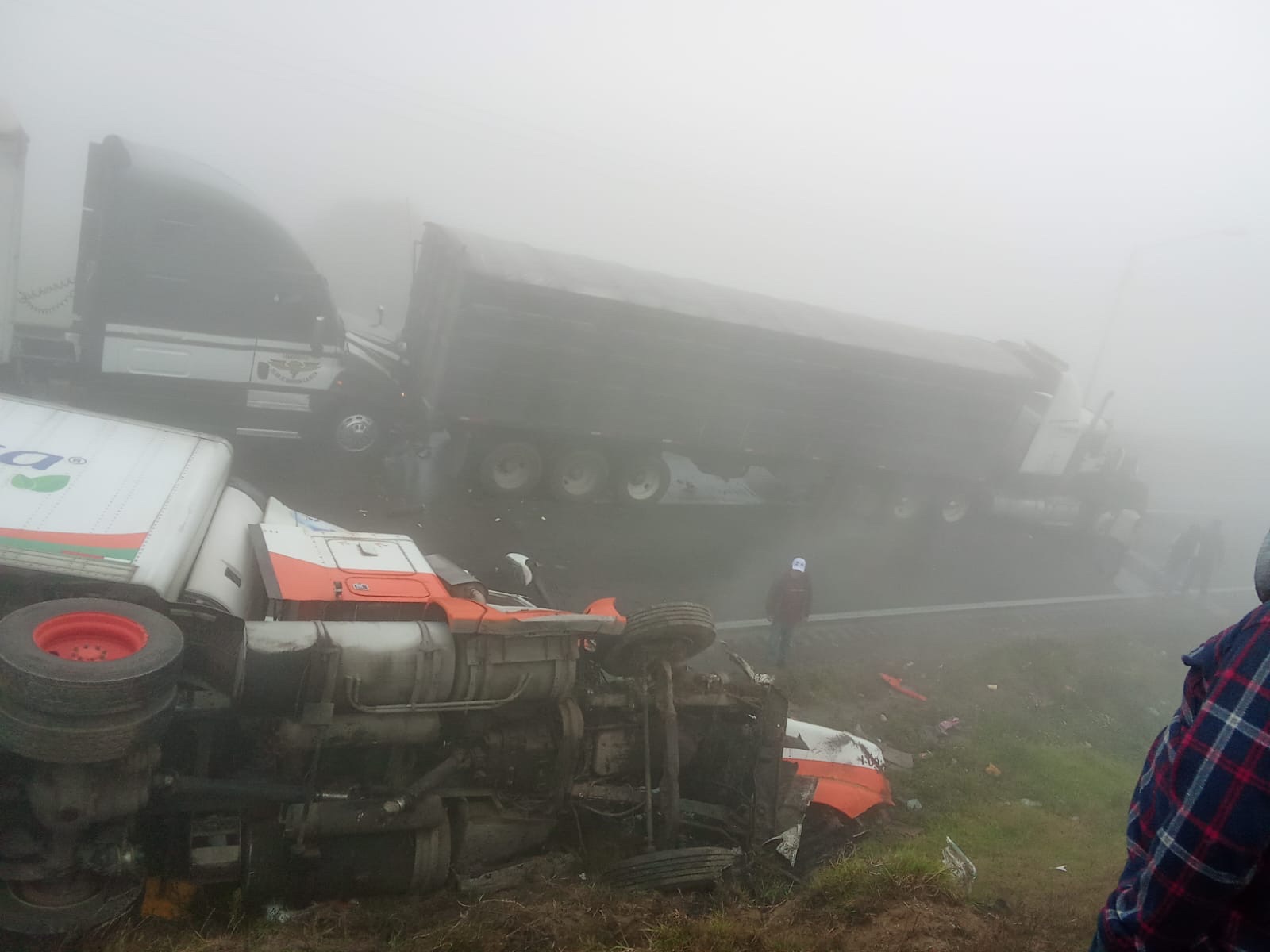 VOLCADURA Y CHOQUE MÚLTIPLE PROVOCA CIERRE DE AUTOPISTA