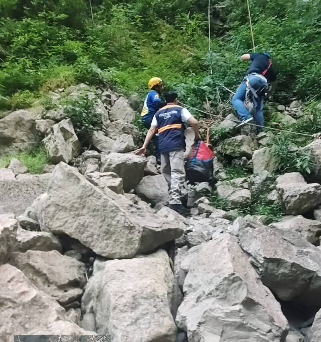CON EQUIPO VERTICAL RESCATAN CUERPO DE JOVEN AHOGADO EN EL RIO ATOYAC