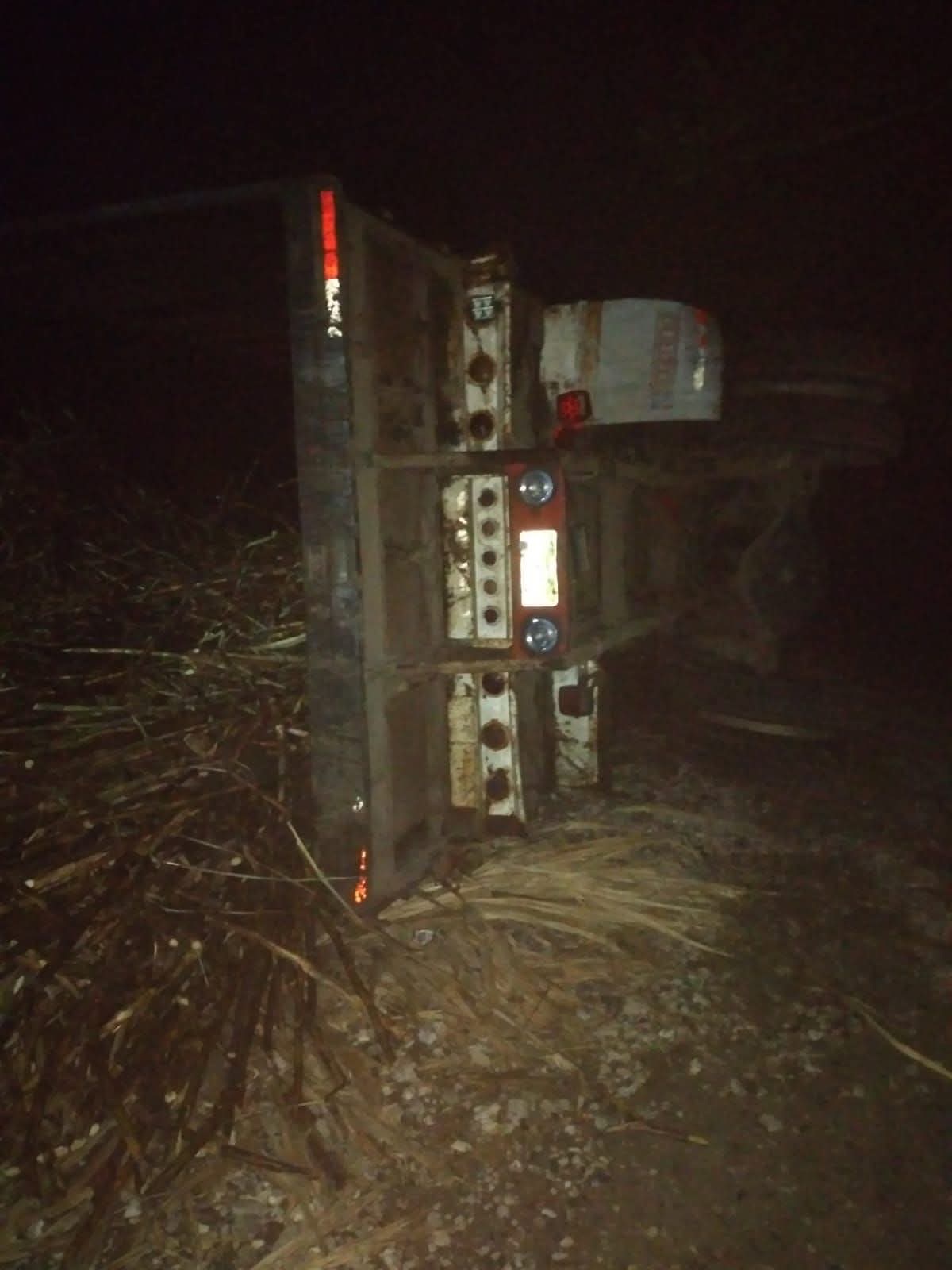 EXCESO DE CARGA PROVOCA VOLCADURA DE CAMIÓN CAÑERO