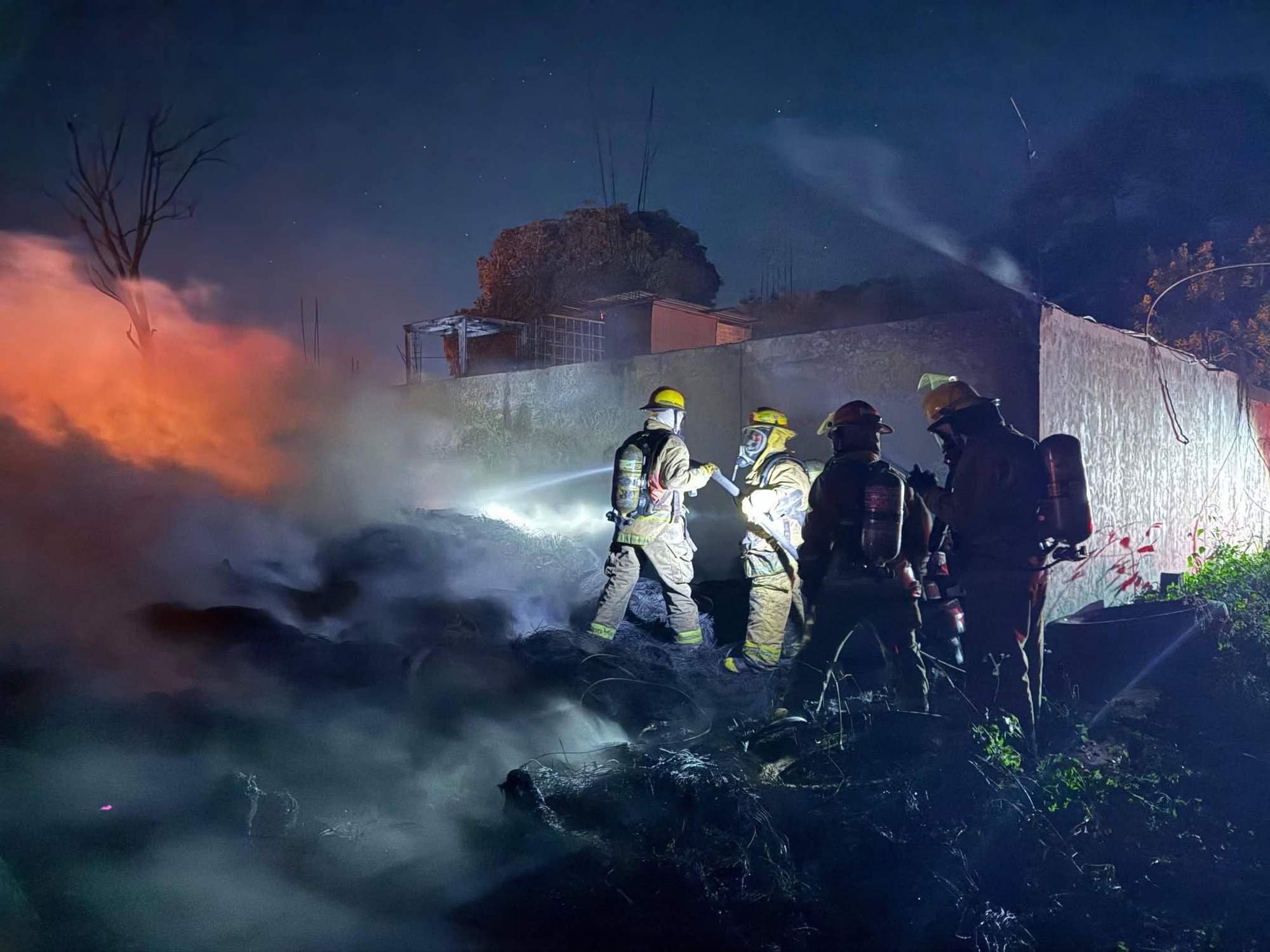 INCENDIO DE DEPÓSITO DE LLANTAS PROVOCA INTENSA MOVILIZACIÓN