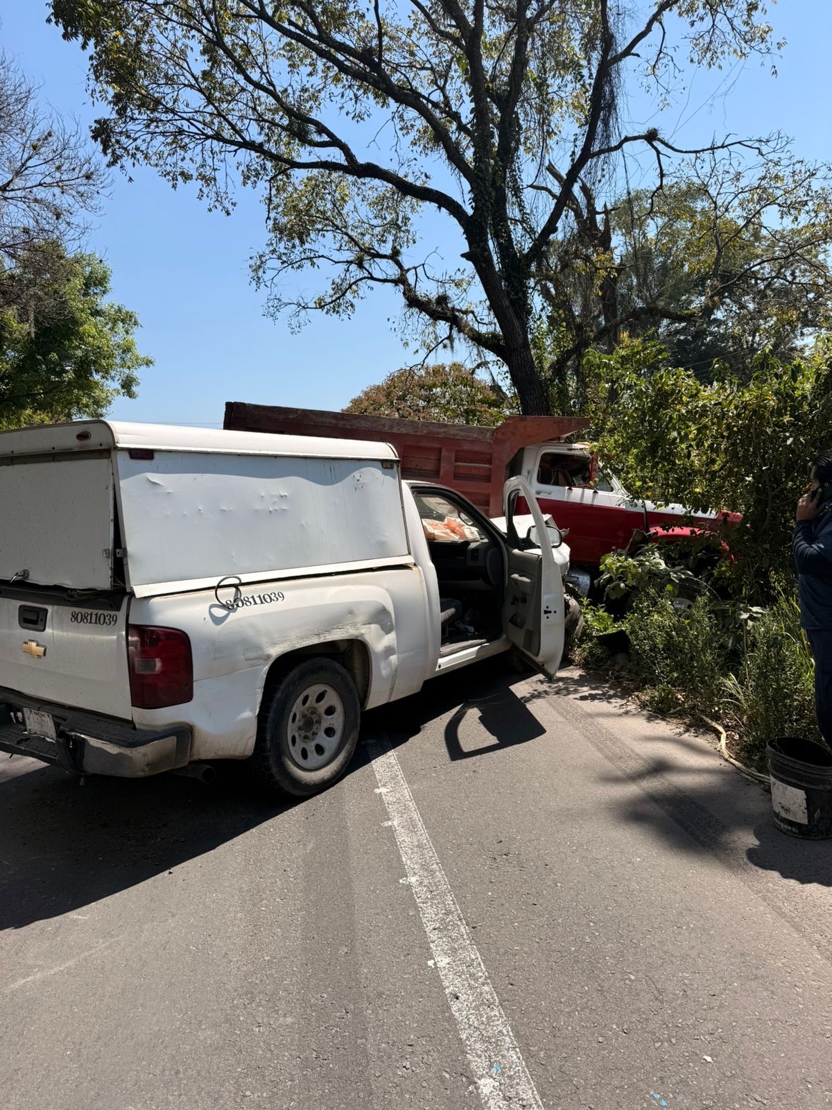 CHOQUE ENTRE CAMIONETA Y CAMIÓN DE VOLTEO DEJA UN LESIONADO