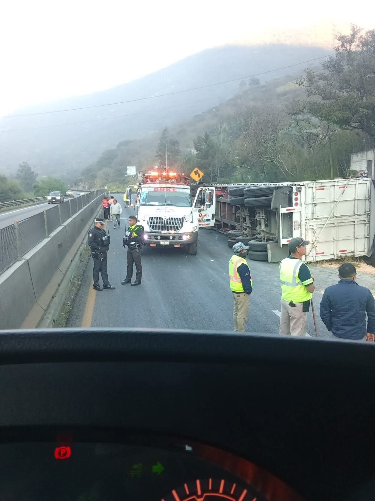 RAPIÑAN CARGA DE MAÍZ TRAS VOLCADURA