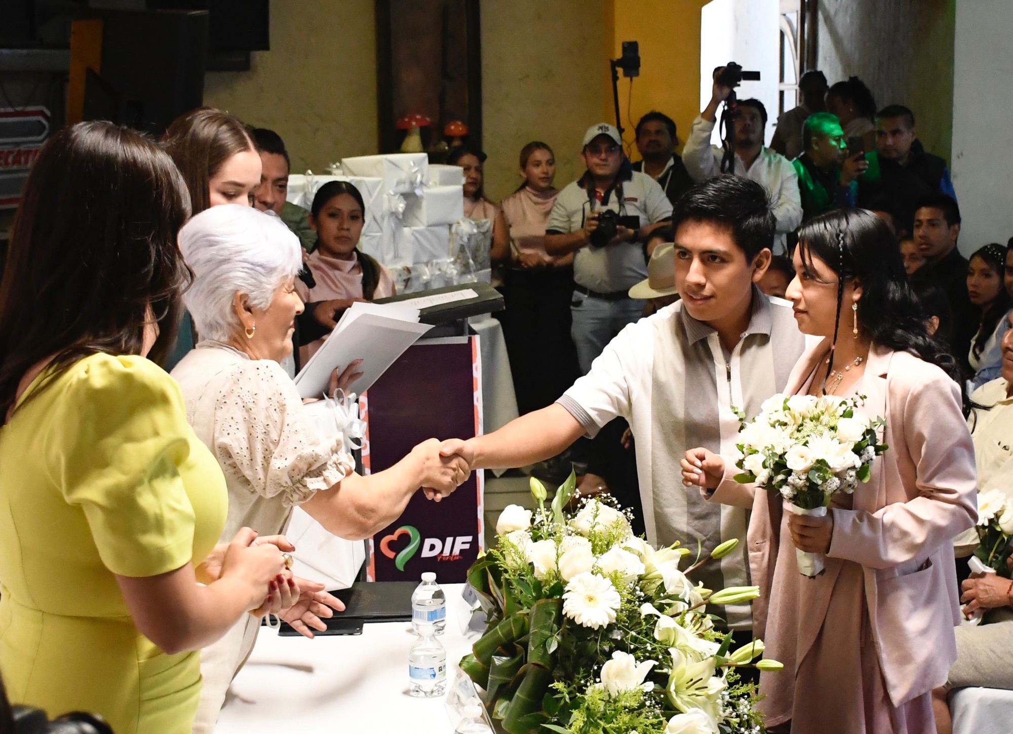 Formalizan su unión 85 parejas fortinenses en las bodas colectivas.