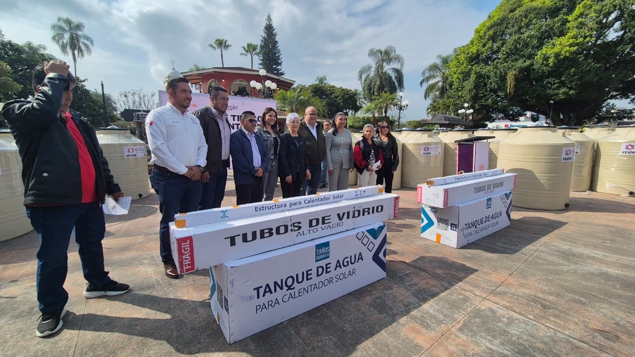Realiza DIF Fortín entrega masiva de Tinacos y Calentadores Solares.