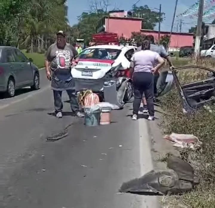 CHOQUE POR ALCANCE DEJA TRES PERSONAS POLICONTUNDIDAS
