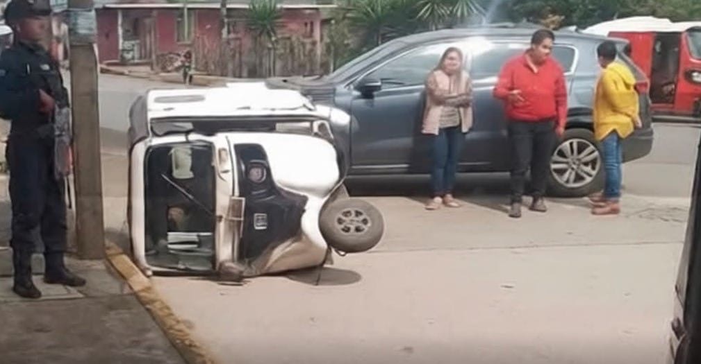 SÍNDICA DE ATZACAN PROVOCA ACCIDENTE Y SE NEGARÍA A CUBRIR LOS DAÑOS