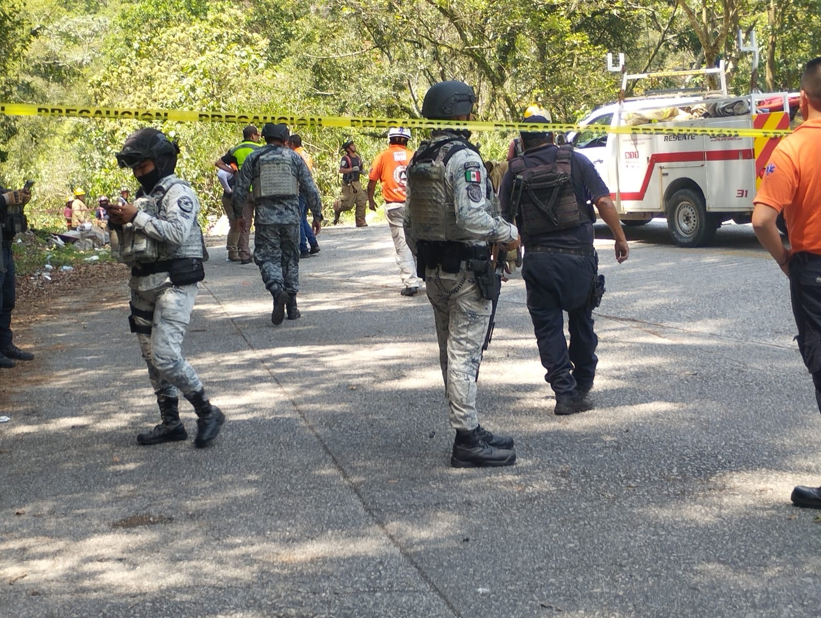 UNIDAD DE BOMBEROS DE AMATLÁN CAE A BARRANCO; UN MUERTO Y CINCO HERIDOS