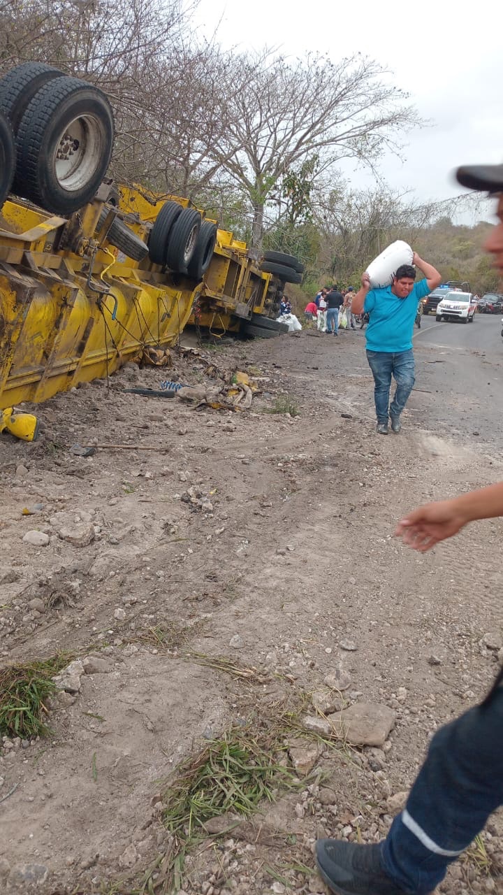 VUELCA TOLVA CON AZÚCAR Y RAPIÑA LA CARGA
