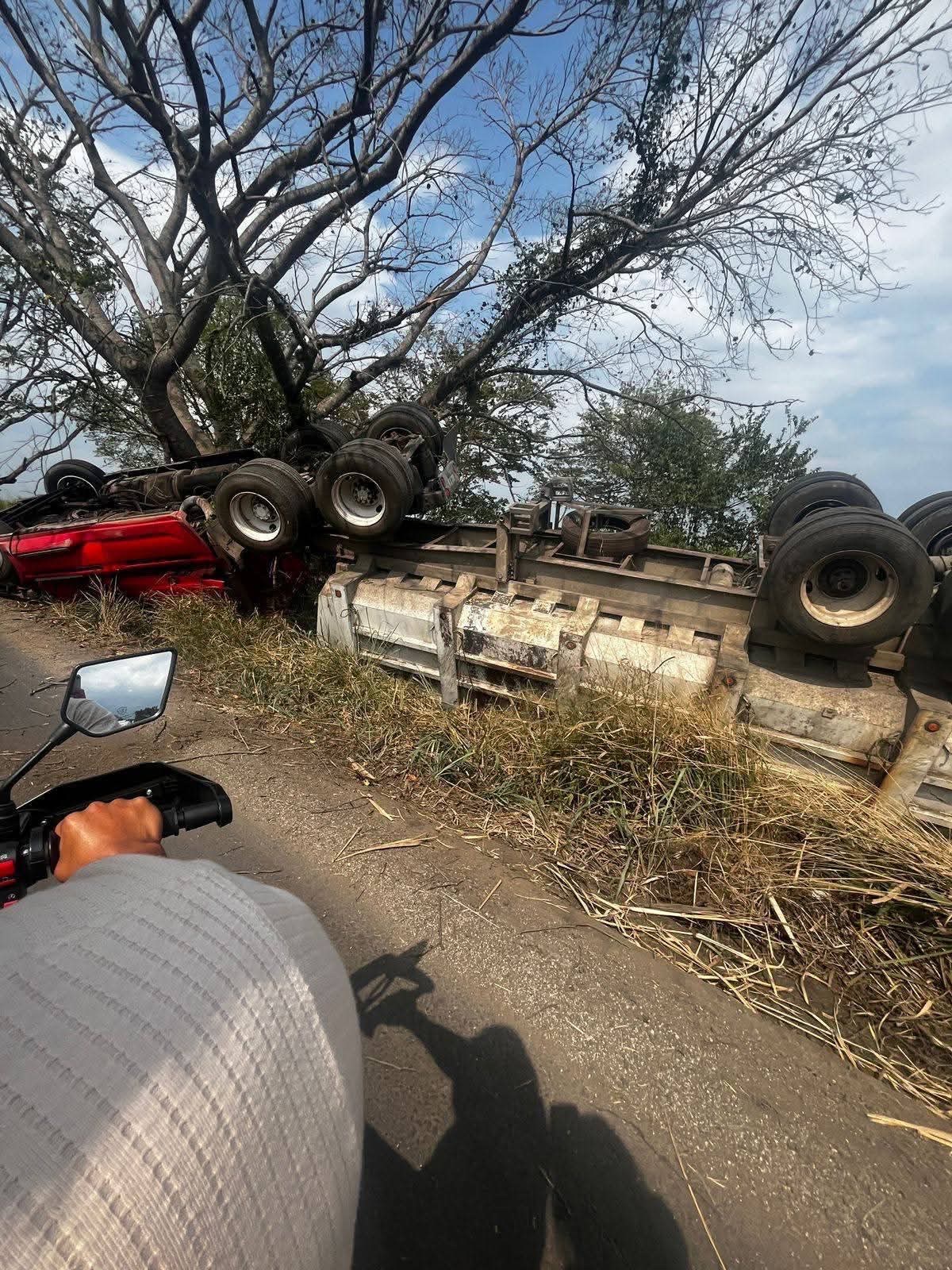 POBLADORES ROBAN CARGA DE AZÚCAR TRAS VOLCADURA
