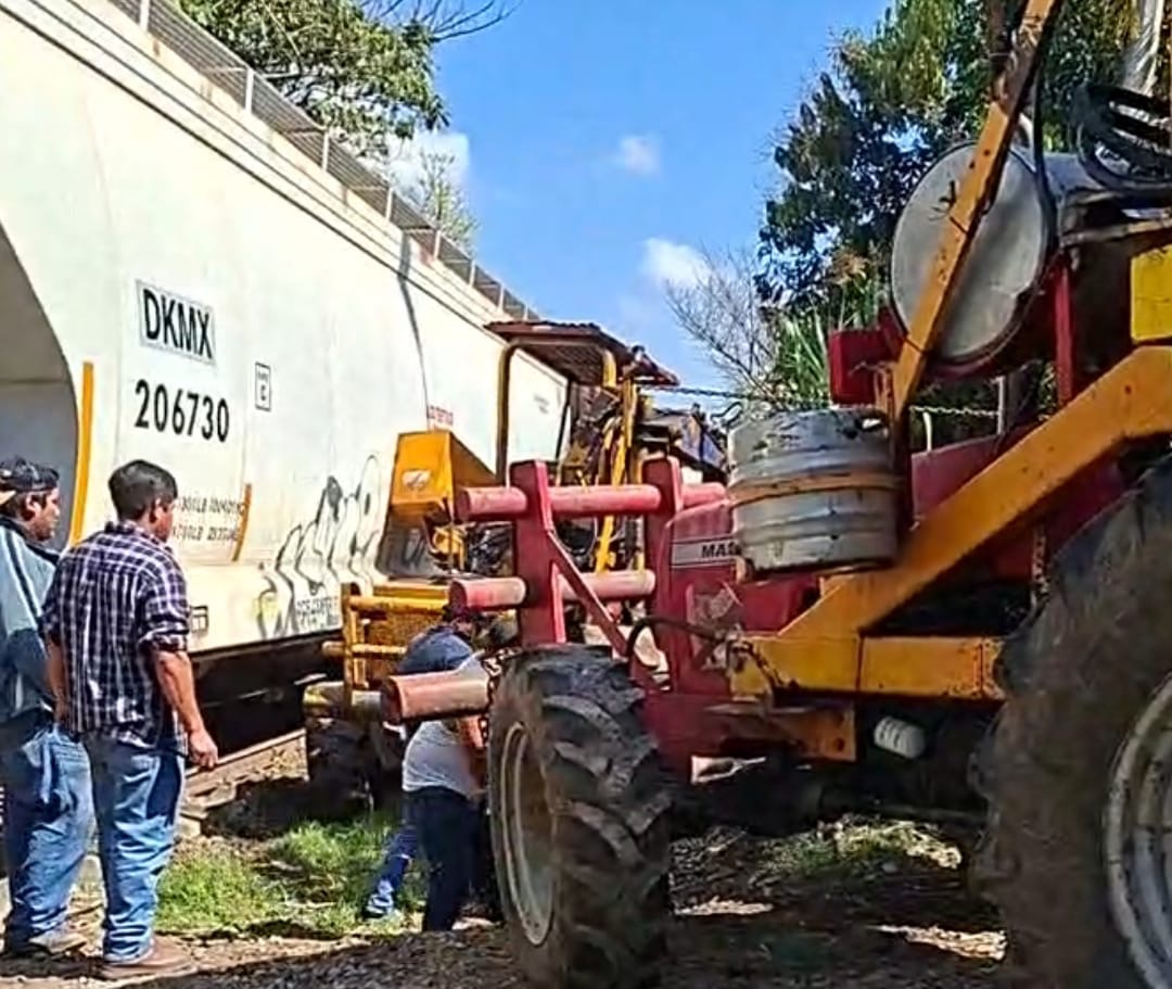 IMPRUDENTE CHOFER DE ALZADORA ES ARRASTRADO POR EL TREN