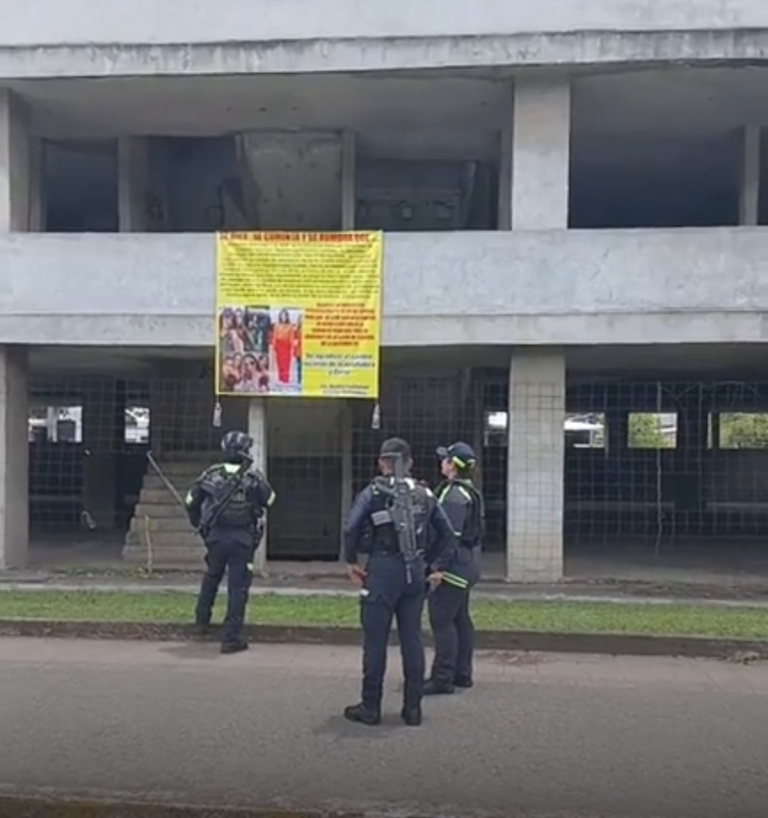 COLOCAN LONA EN CONTRA DE TITULAR DE LA UNIDAD DE ATENCIÓN TEMPRANA