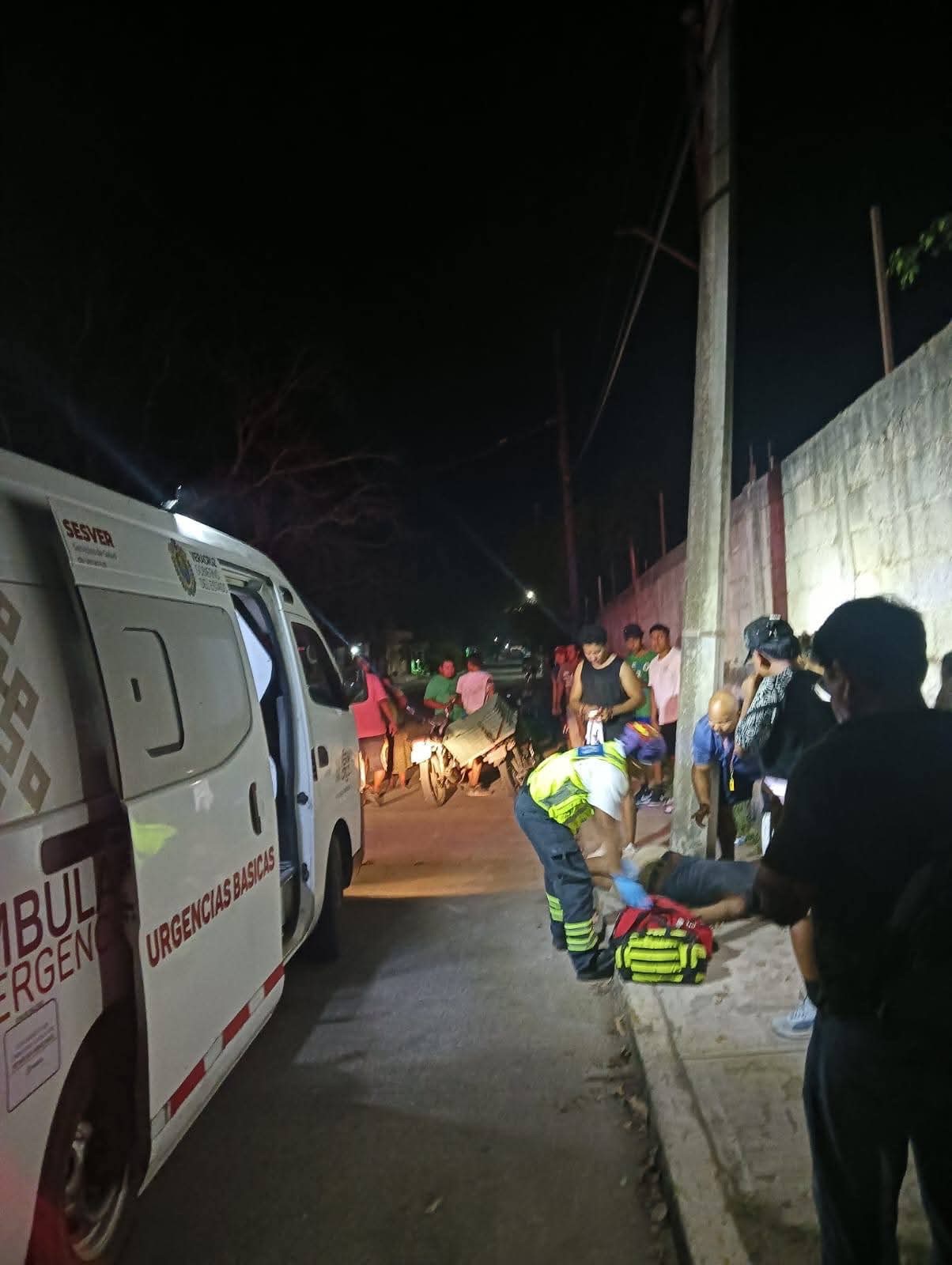 MOTOCICLISTA DERRAPA Y SE ESTRELLA EN UN POSTE