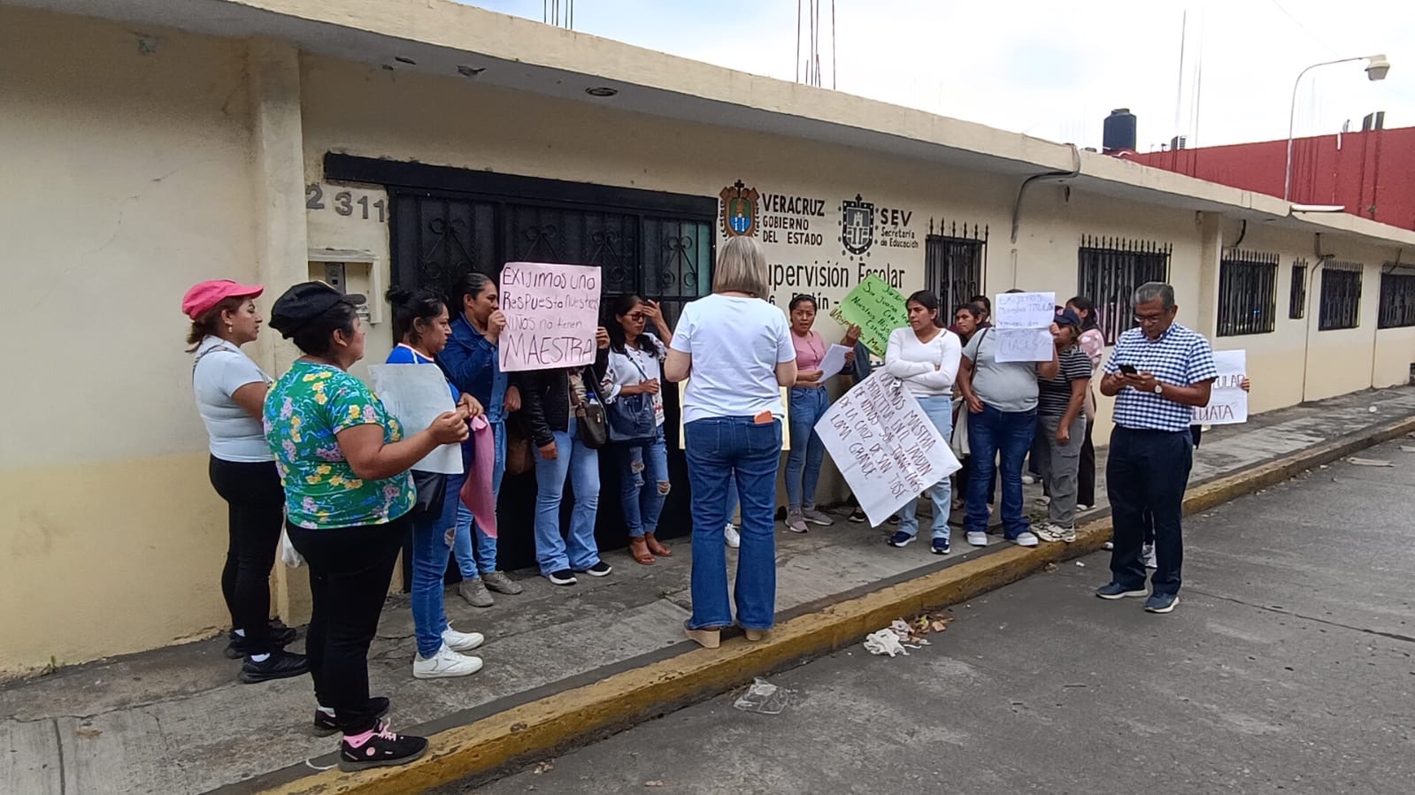 FALTA DE MAESTROS PROVOCA PROTESTAS EN CÓRDOBA Y YANGA