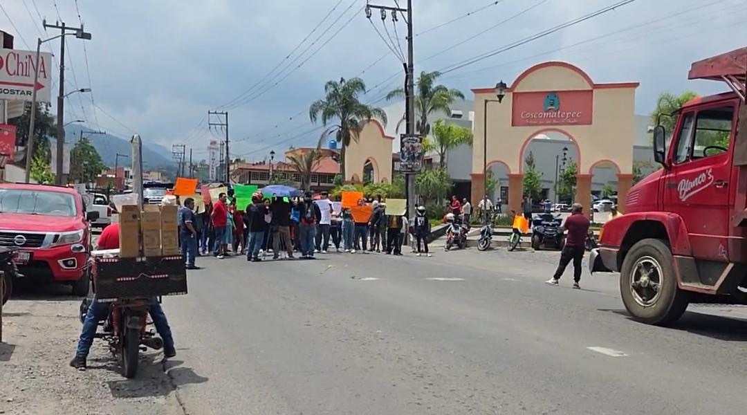 CON BLOQUEO EXIGEN LIBERACIÓN DE POLICÍAS DETENIDOS
